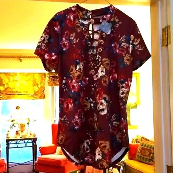 🤩🤩🤩HOST PICK 2021!🤑 🥂🥂🥂🏆🏆🏆WINE COLORED SMOCK LACE UP FLORAL PRINT TOP! - Picture 1 of 8
